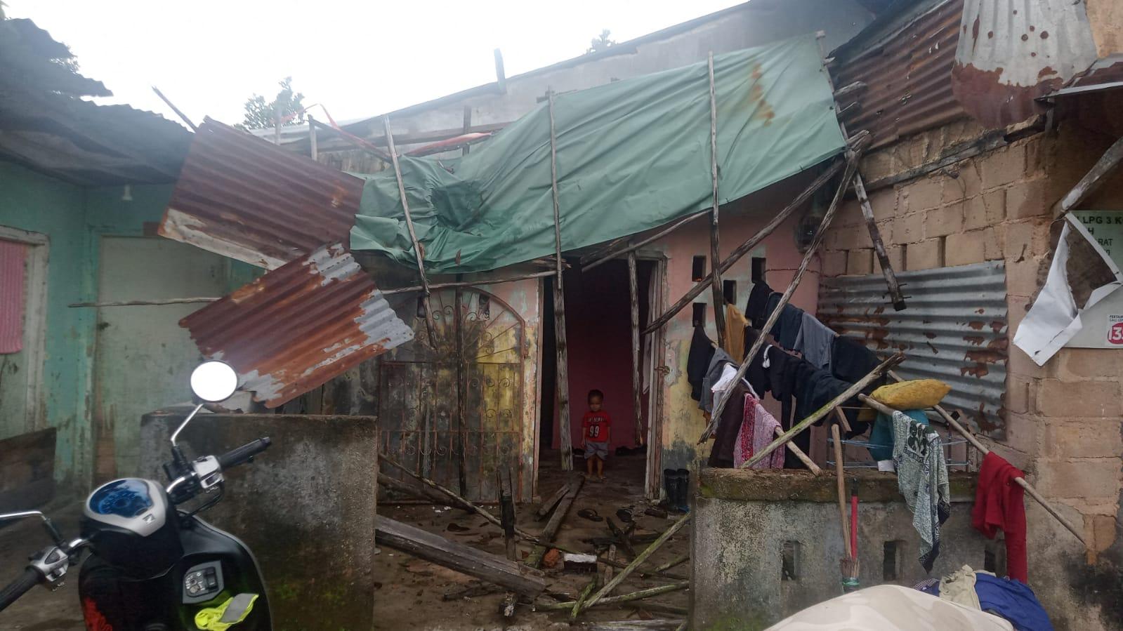 Angin Kencang Rusak Teras Rumah di Sei Enam Bintan, Video Detik-detik Peristiwa Viral di Medsos