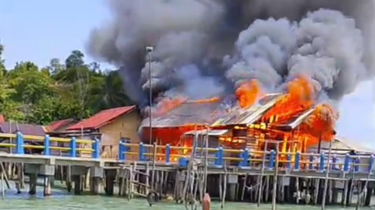 Rumah-terbakar-hebat-di-Senayang.jpg
