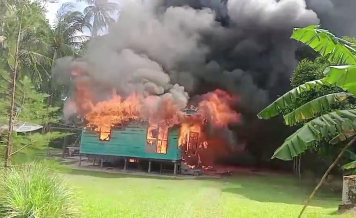 SATU-UNIT-RUMAH-DIRANAI-DARAT-HANGUS-TERBAKAR.jpg
