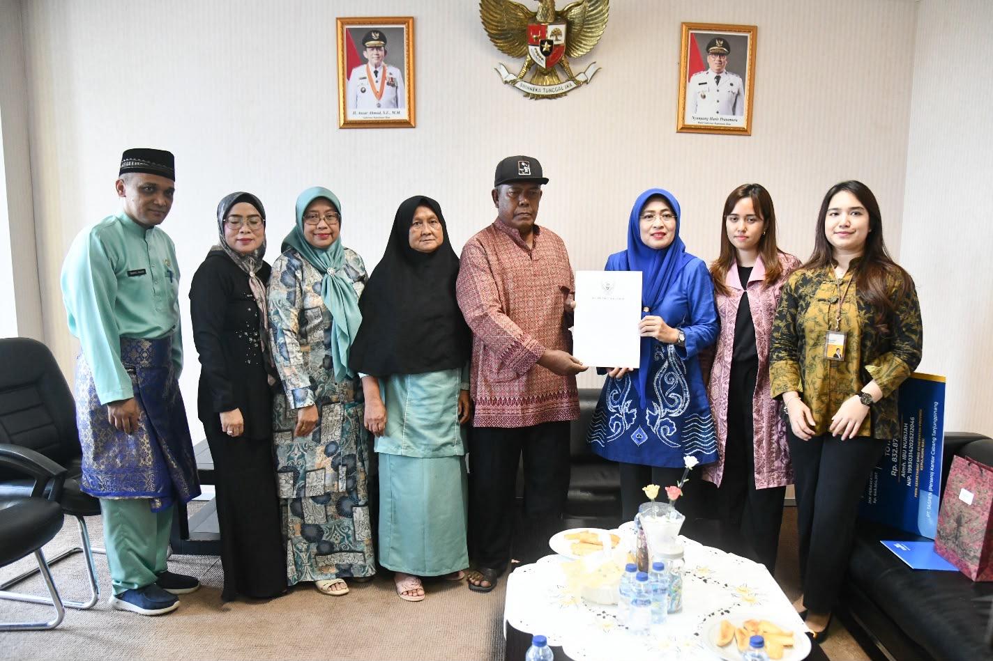 Sekda Kepri Serahkan Santunan Taspen Kepada Ahli Waris ASN yang Meninggal Dunia - Tribunbatam.id