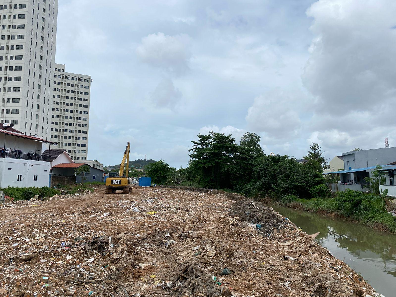 Saluran-induk-parit-Baloi-Indah-Lubuk-Baja-ditimbun-parit-tampak-menyempit.jpg