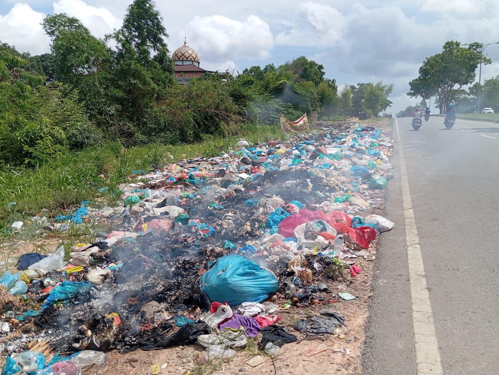 Sampah-di-jalan-Trans-Barelang.jpg