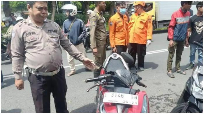 Satlantas-Polrestabes-Surabaya-melakukan-olah-TKP-pemotor-wanita-tewas-menabrak-kios-tambal-ban.jpg