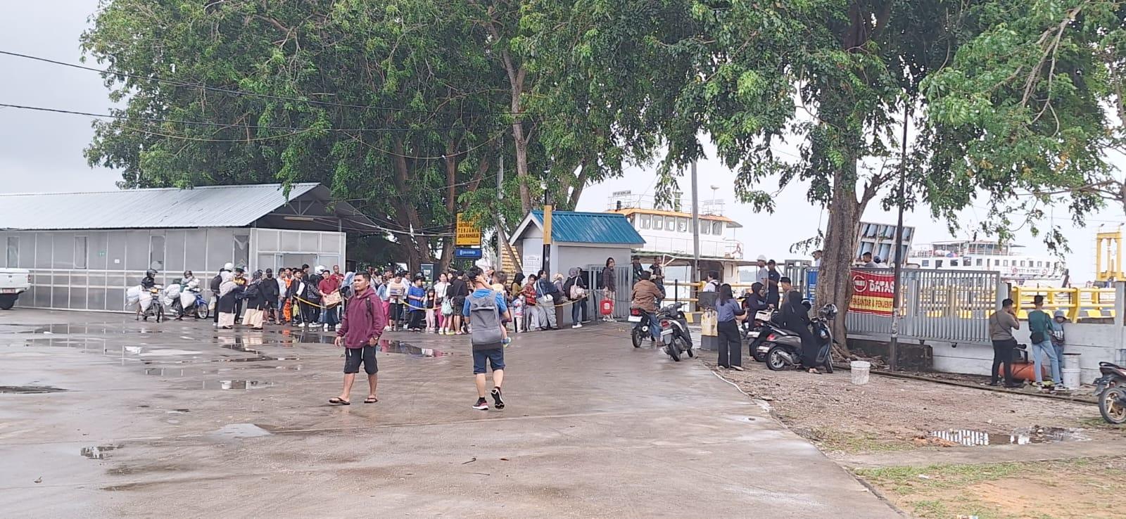 Sejumlah-calon-penumpang-kapal-roro-Bintan-sedang-berada-di-Pelabuhan-ASDP-Tanjunguban-Bintan.jpg