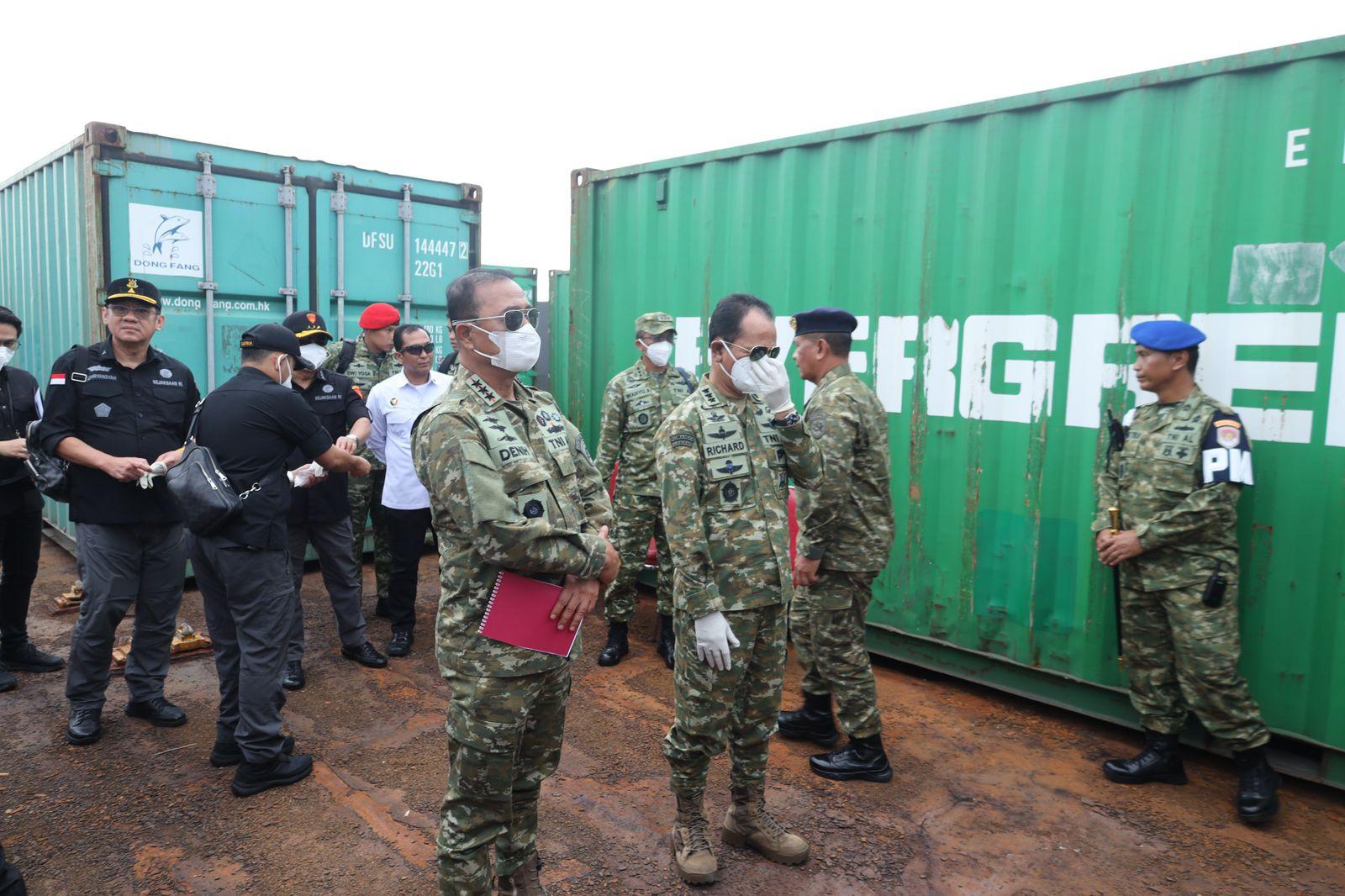 Sejumlah-pejabat-tinggi-TNI-dan-Kejagung-serta-Polhukam-tunjau-tangkapan-Minerba-di-dermaga-Kodaeral.jpg