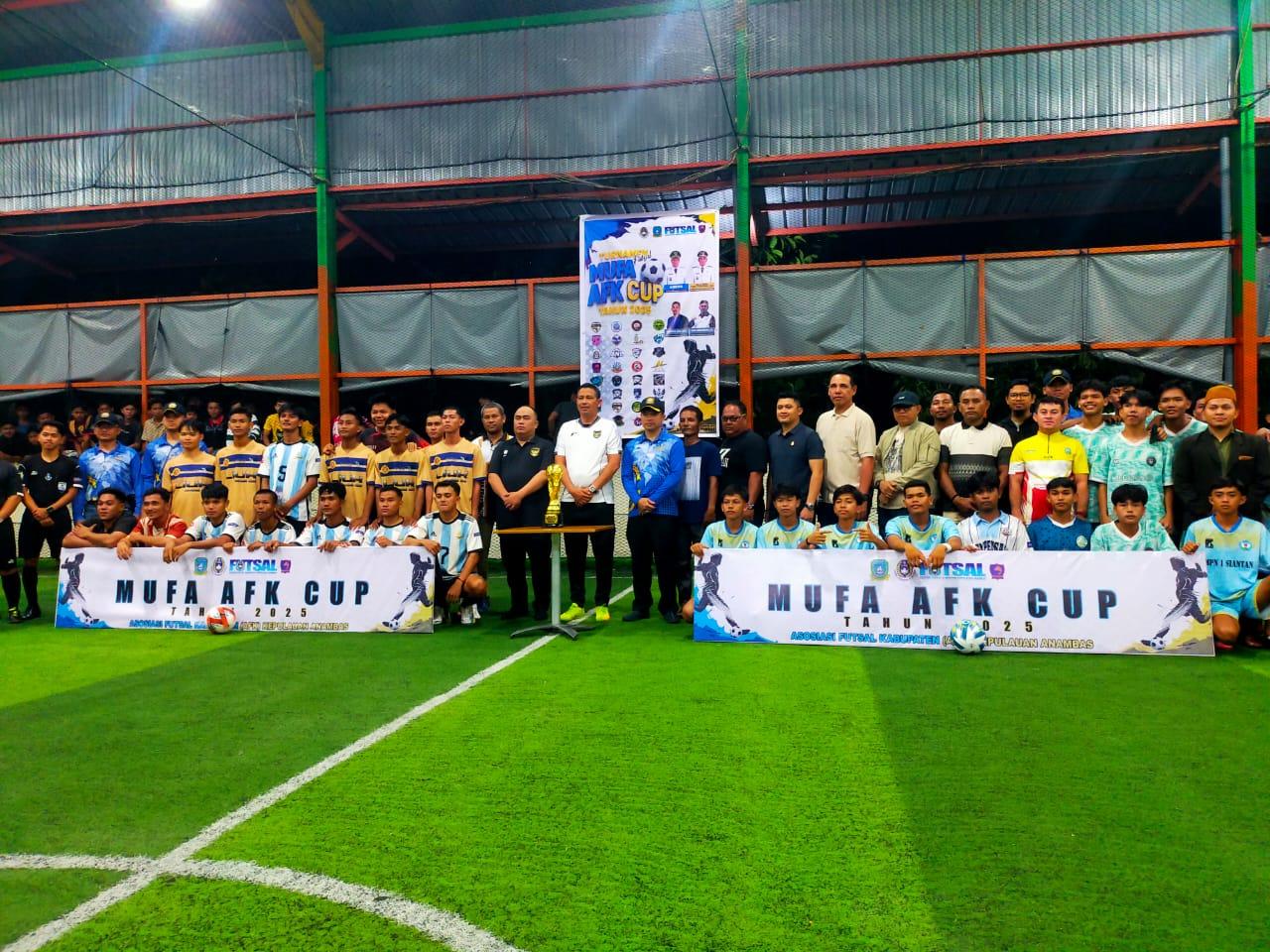 Sekda-Anambas-Sahtiar-usai-meresmikan-foto-bersama-dengan-tim-Futsal-AFK.jpg