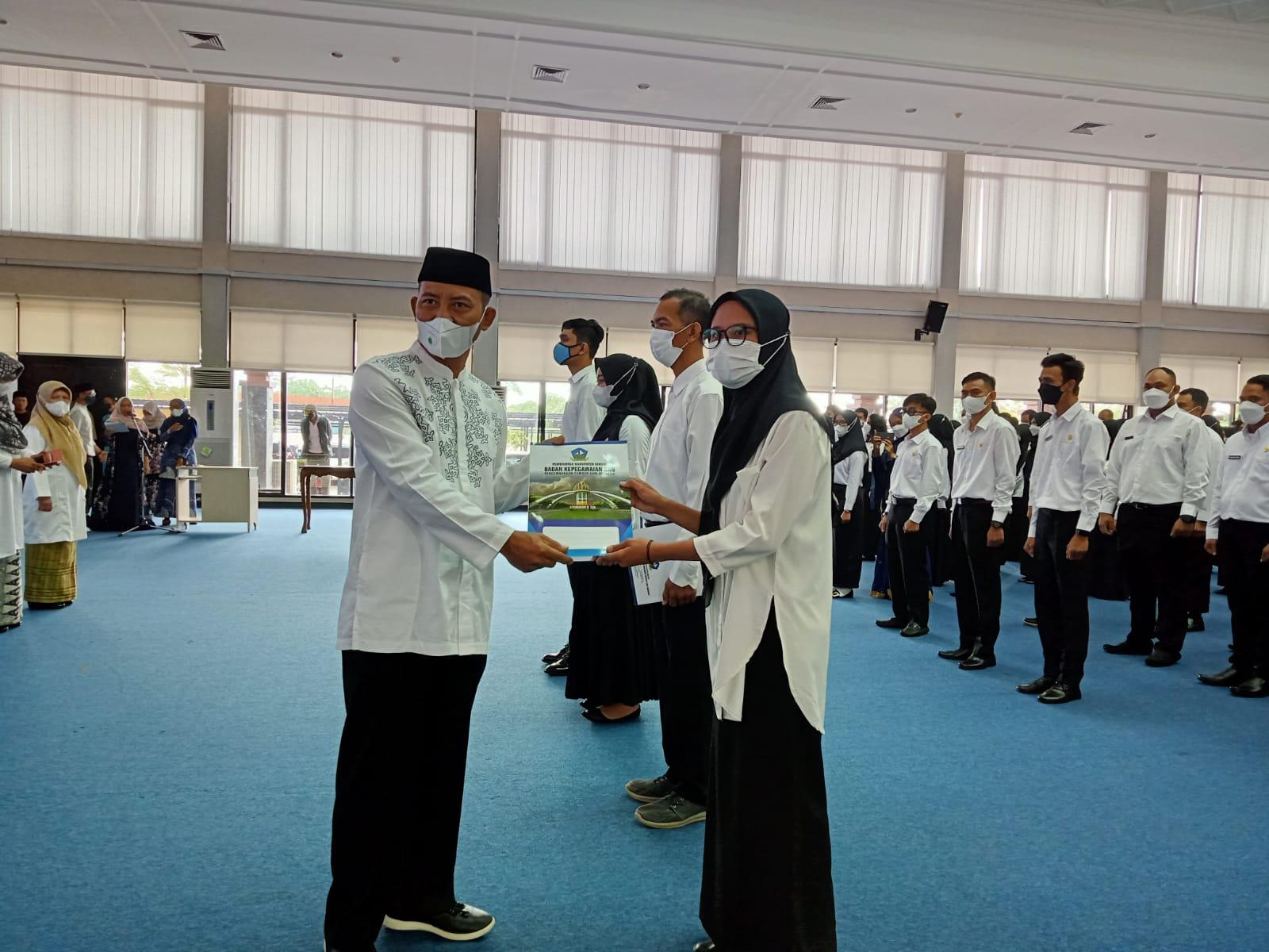 Tenaga Pendidik Senang, Pemkab Bintan Serahkan SK CPNS dan P3K Guru Tahap I