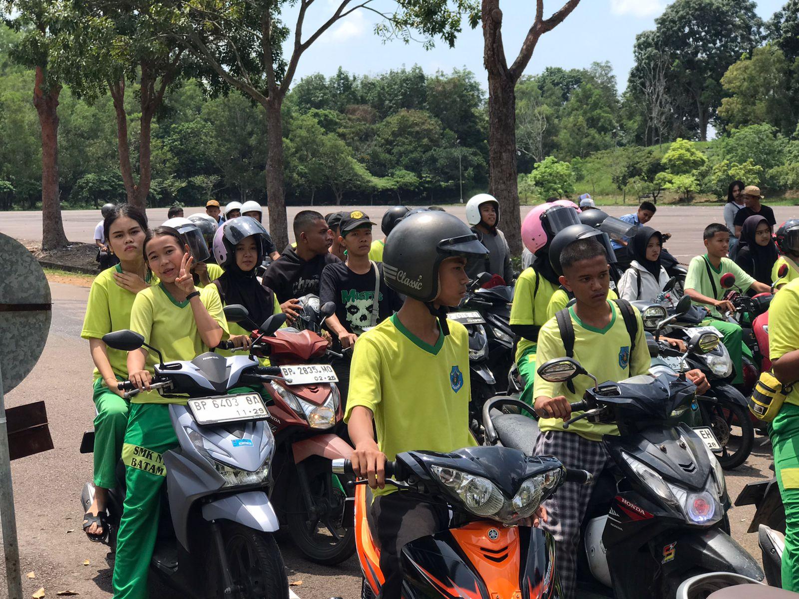 Siswa-SMK-N-1-Batu-Aji-Konvoi-memasuki-GOR-Temenggung-tampak-sebagian-tak-pakai-helm-Sabtu-1110.jpg