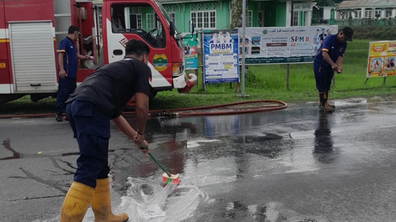 Solar Tumpah di Tengah Kota Dabo Singkep, Damkar Lingga: Sudah Kesekian Kalinya - Tribunbatam.id