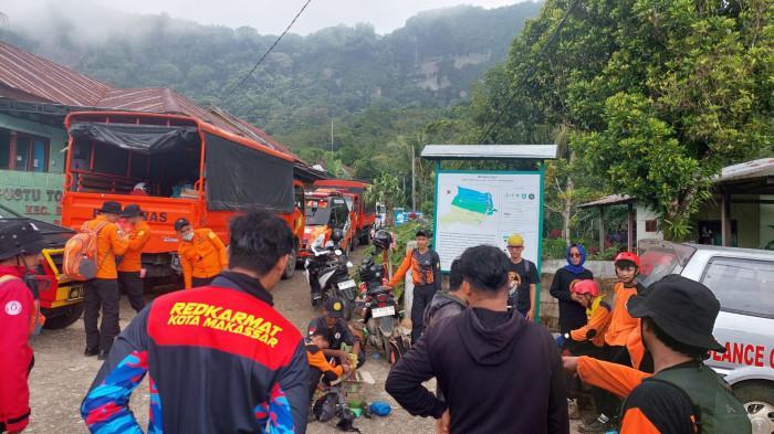 Suasana-posko-pencarian-di-Kantor-Desa-Tompo-Bulu-Kecamatan-Balocci-Pangkep-Minggu-1812026.jpg