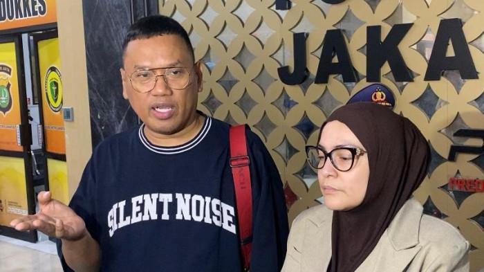 Surya-Utama-alias-Uya-Kuya-dan-istri-Astrid-Khairunnisha-di-Polres-Metro-Jakarta-Timur.jpg