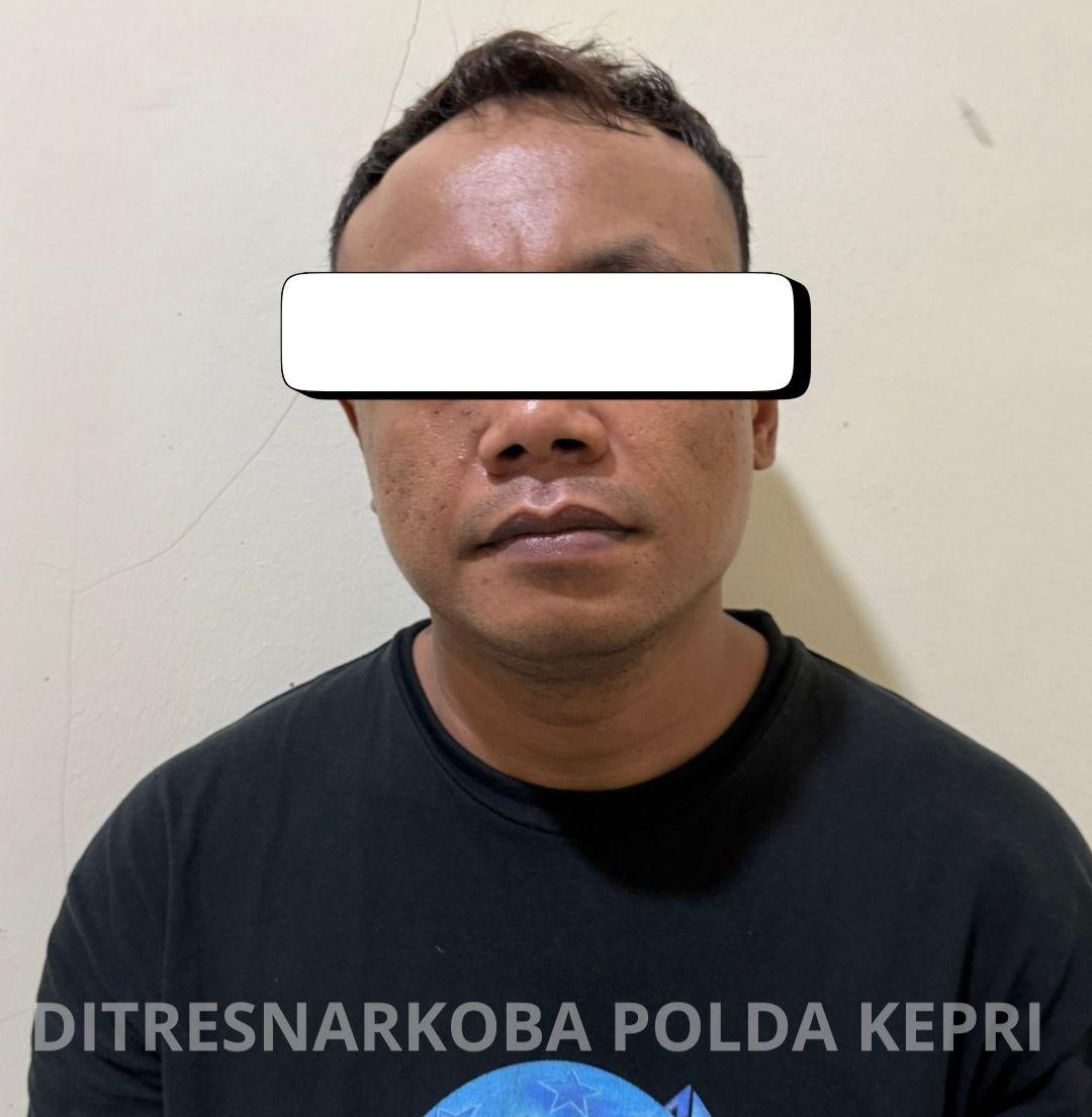 Tersangka-CC-ditangkap-Polda-Kepri-lantaran-simpan-sabu-dalam-kantong-celana-jins.jpg