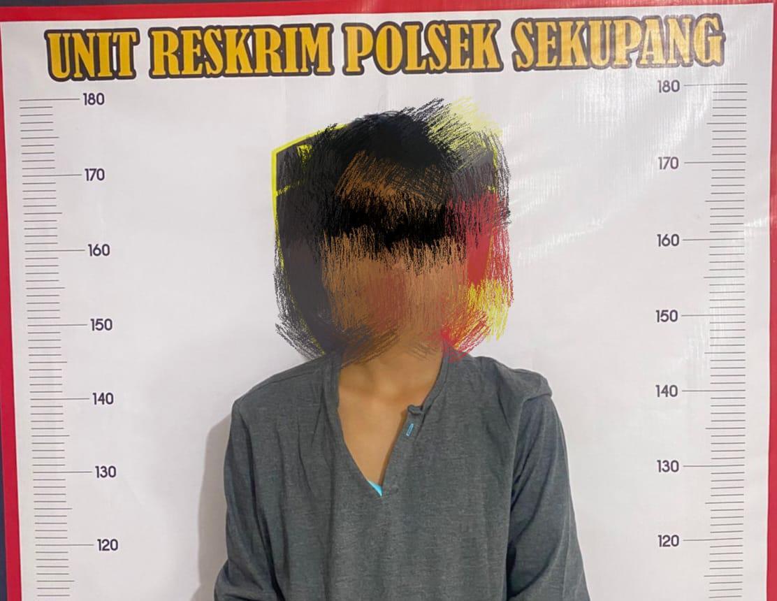Tersangka-RF-17-pelaku-pencabulan-gadis-remaja-ditangkap-Polsek-Sekupang.jpg