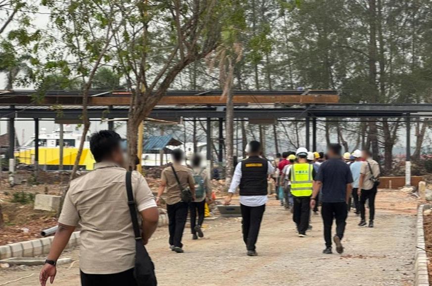 Tim-Imigrasi-turun-mengamankan-pekerja-WNA-di-proyek-Opus-Bay-Sekupang.jpg