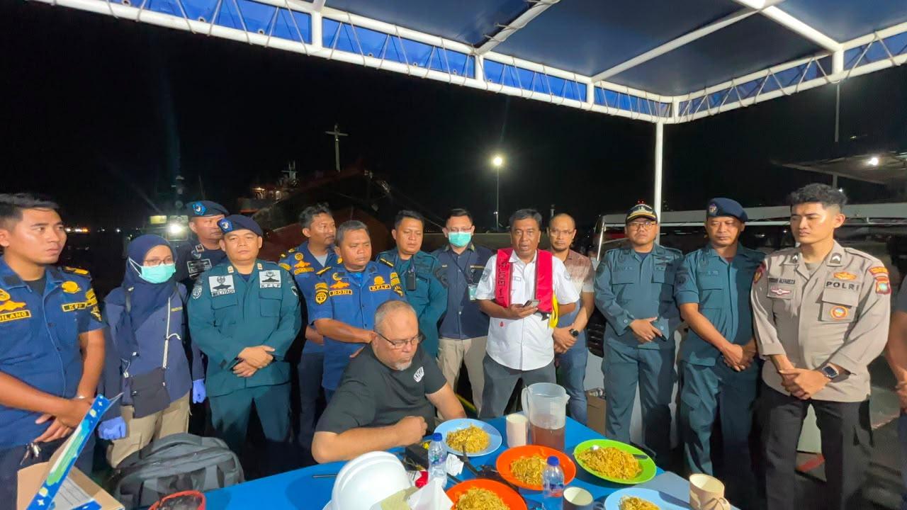 Tim-patroli-KPLP-berhasil-menyelamatkan-seluruh-kru-kapal-kargo-karam-Jumat-56-malam.jpg