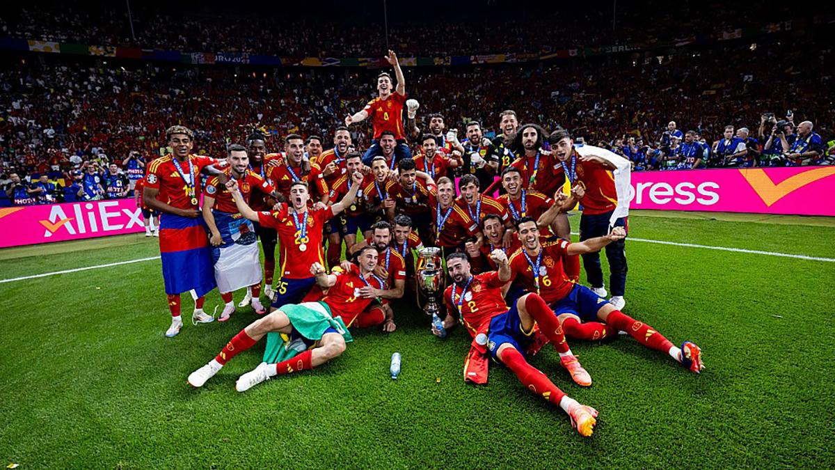Timnas-Spanyol-berfoto-bersama-trofi-Euro-yang-diraihnya.jpg