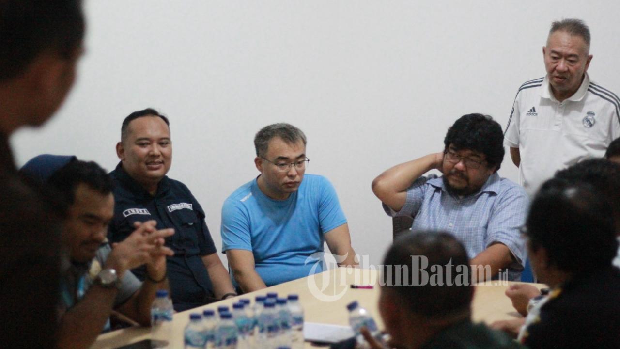 Timpora-Kabupaten-Lingga-operasi-gabungan-awasi-WNA.jpg<pf>Operasi-gabungan-Timpora-di-perusahaan-Singkep-atas-keberadaan-orang-asing.jpg
