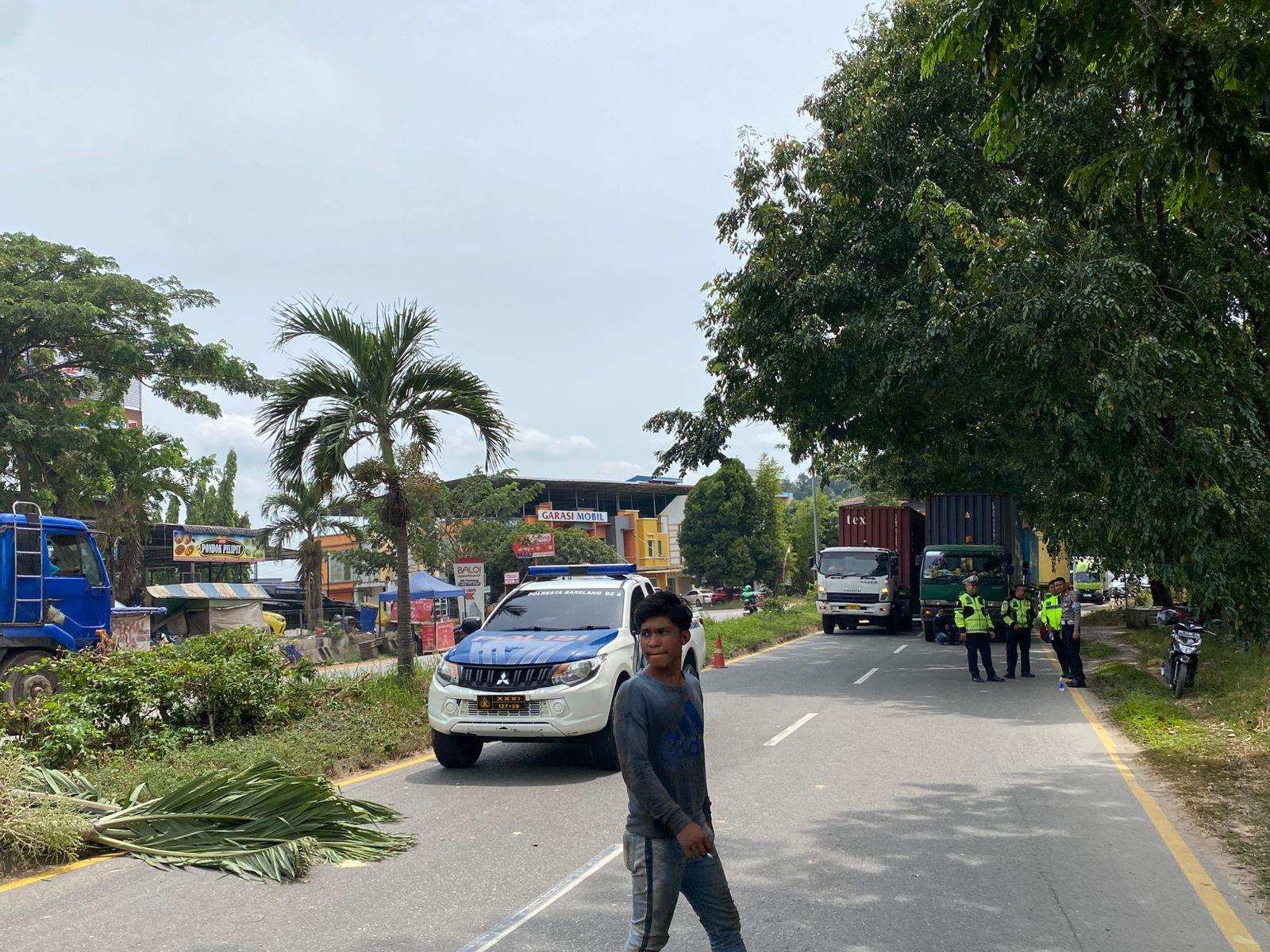 Truk-Fuso-roda-10-terbalik-tutup-ruas-jalan-Baloi-Taman-Kota-kendaraan-tampak-mengantri.jpg