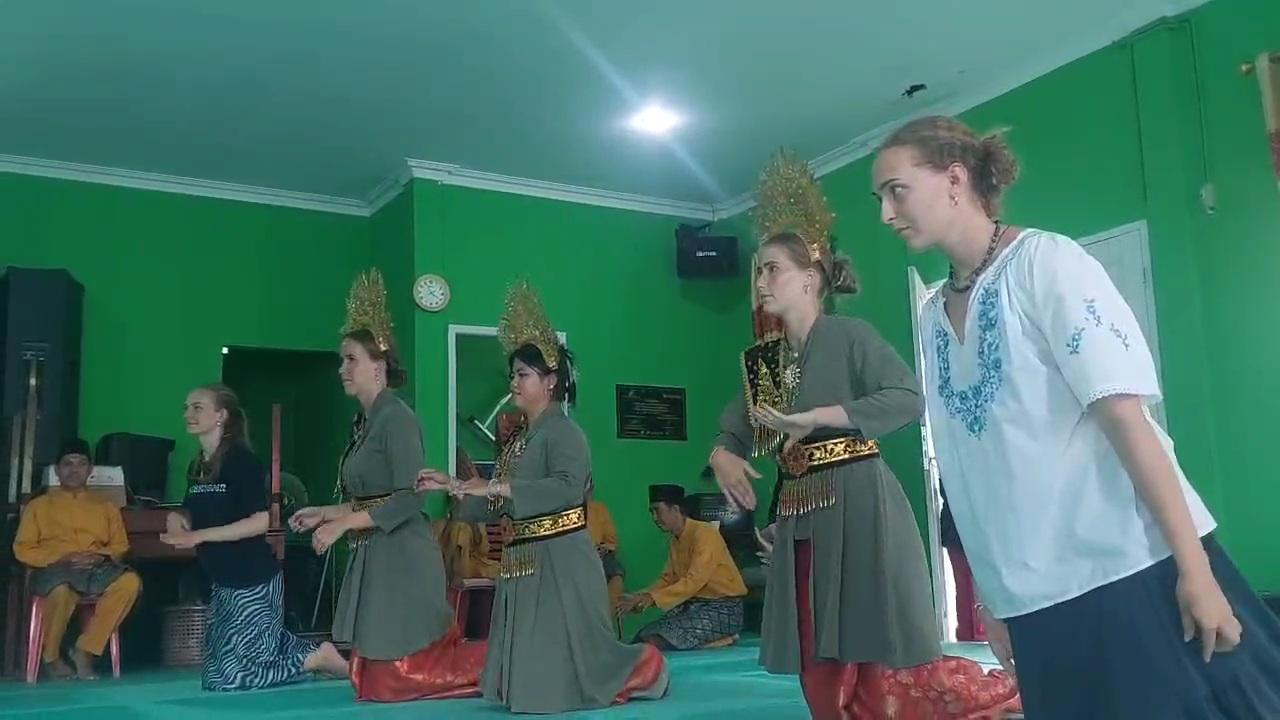 Turis-asal-Denmark-belajar-seni-melayu-Anambas.jpg