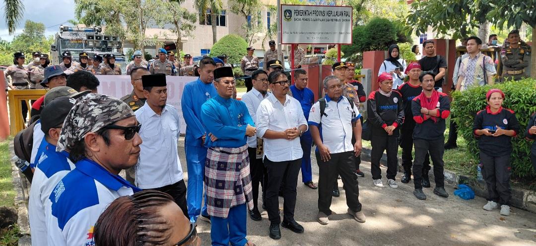 Unjukrasa-buruh-di-graha-Kepri-Dikcky-dan-sekda-batam.jpg