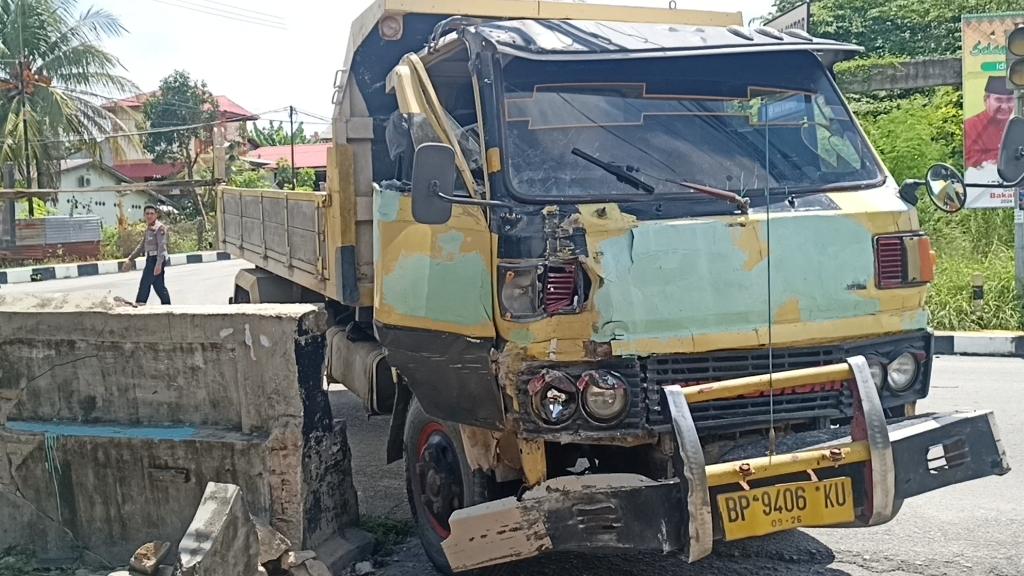 Kecelakaan Hari Ini di Karimun, Pemilik Warung Ungkap Kondisi Sopir Truk