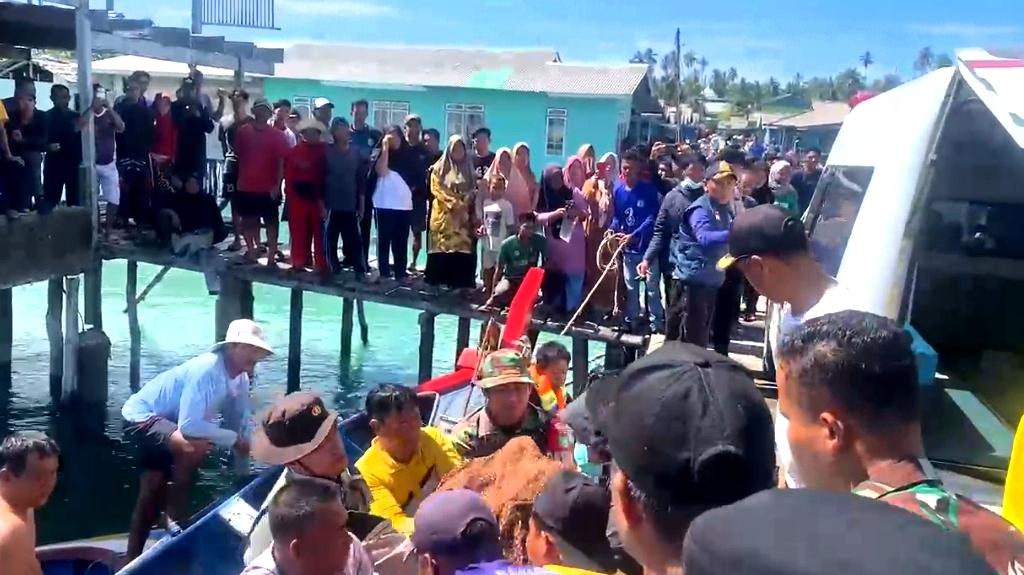 Duka Selimuti Pulau Laut Natuna, Ratusan Warga Sambut Jenazah Ica Kusuma di Dermaga