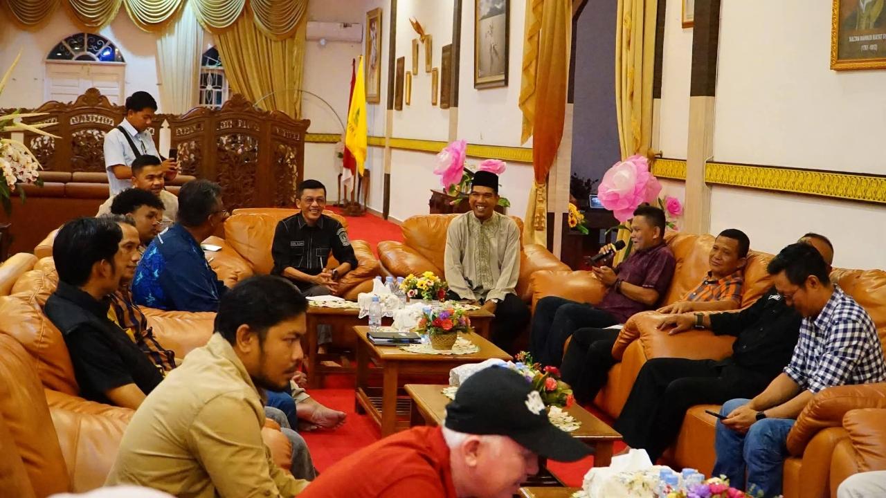 Wabup-Lingga-dan-Kadispar-Kepri-silaturahmi.jpg