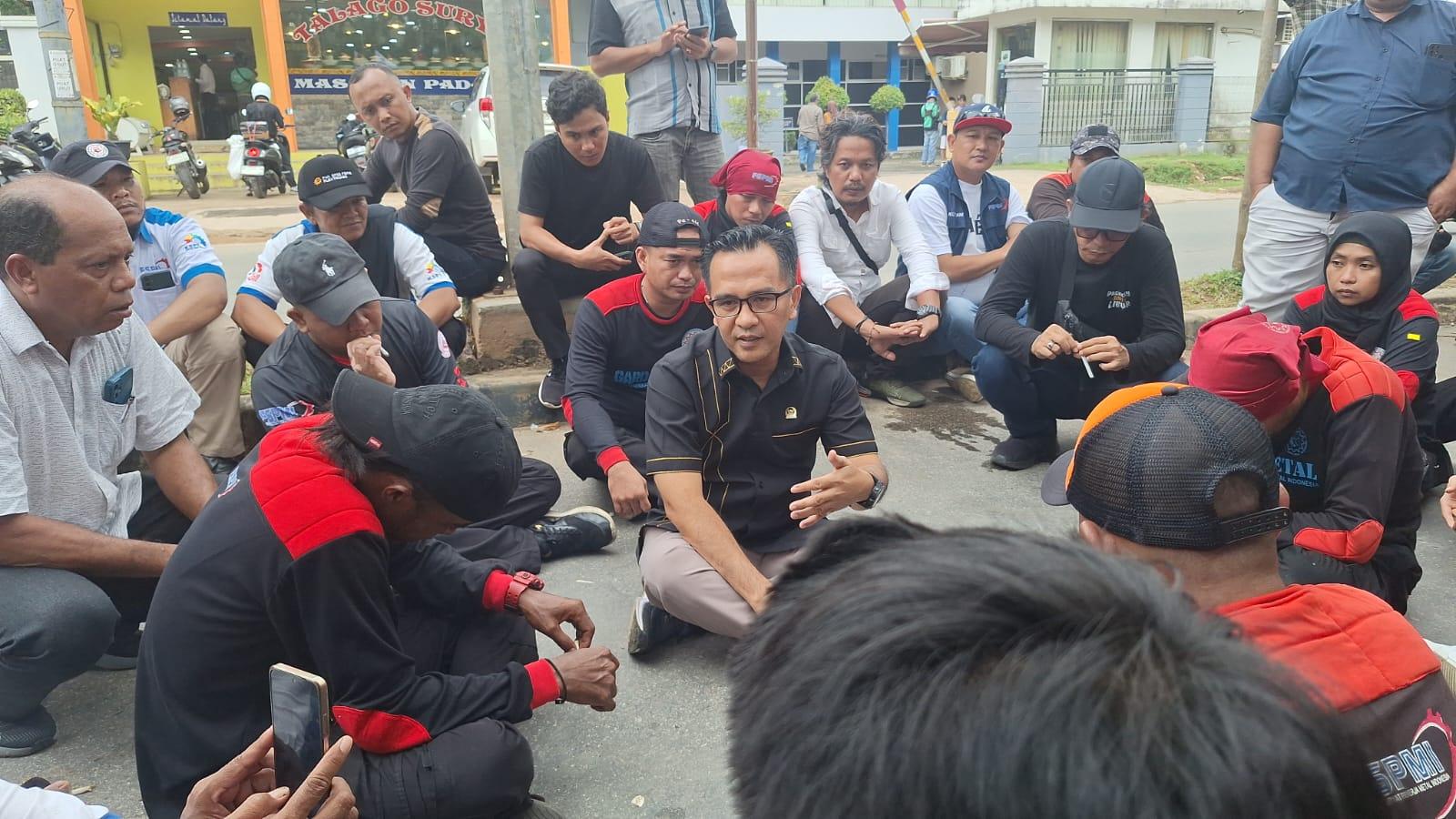 Wahyu-Wahyudin-dengan-Buruh.jpg