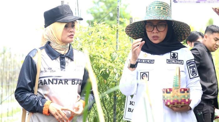 Wali-Kota-Banjarbaru-Erna-Lisa-Halaby-bersama-Komisi-3-DPRD-Banjarbaru-melakukan-panen.jpg