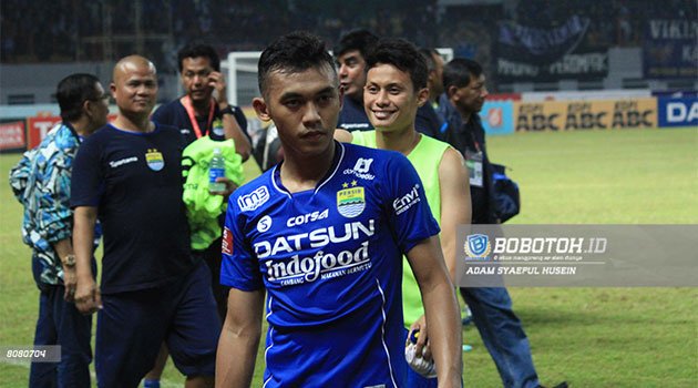 abdul-aziz-memakain-kostum-persib.jpg