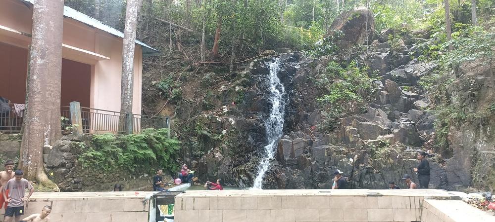 air-terjun-desa-pongkarr-karimun.jpg