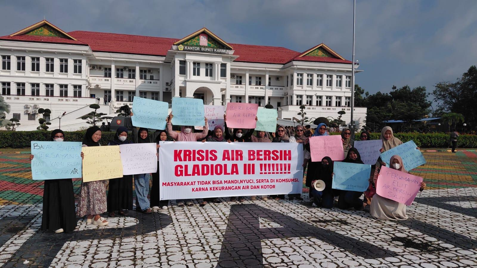 Warga Gladiola Gelar Aksi Depan Kantor Bupati Karimun Tuntut Solusi Krisis Air Bersih - Tribunbatam.id