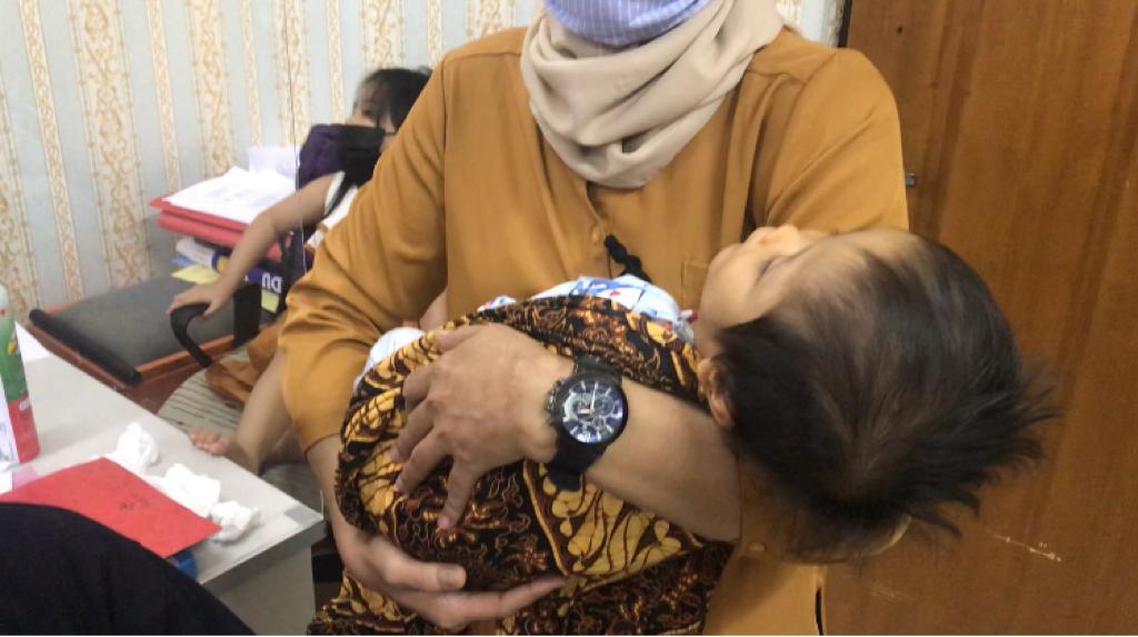 Reky Balita di Batam Dianiaya Ayah Kandungnya, Kakinya Patah Lehernya Tak Bisa Menopang Kepala