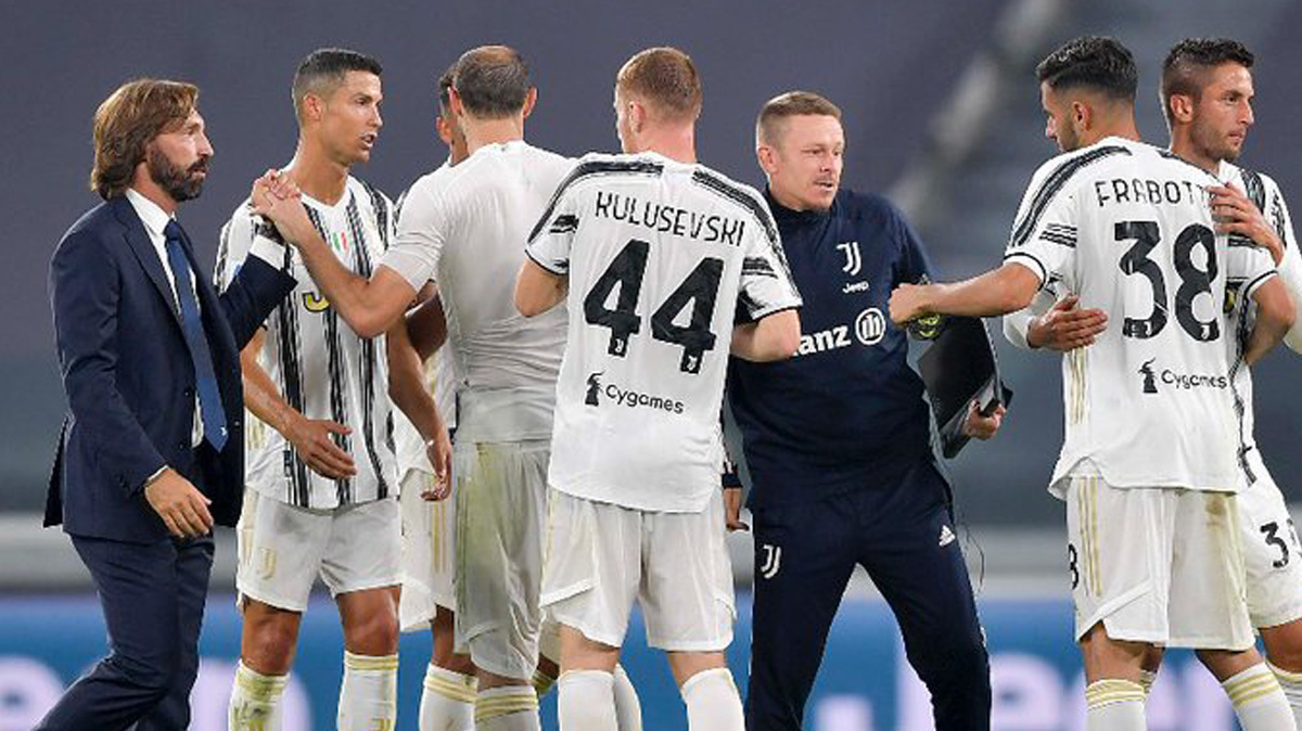 andrea-pirlo-menyalami-para-pemain-juventus-setelah-pertandingan.jpg