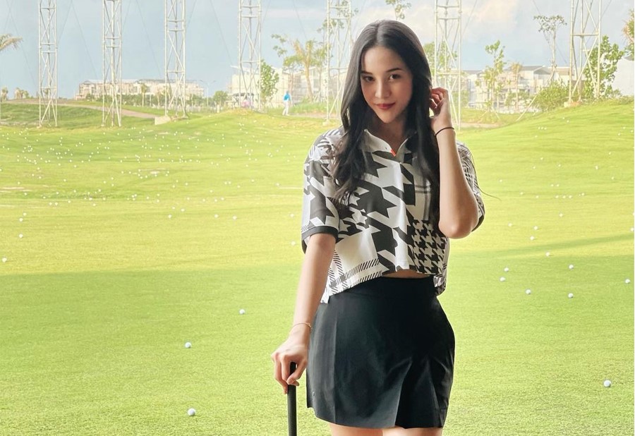 anya-geraldine-saat-latihan-golf.jpg