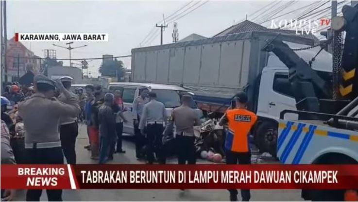 Kecelakaan Maut di Karawang Libatkan 10 Kendaraan, Dua oarang Tewas Lima Luka-luka