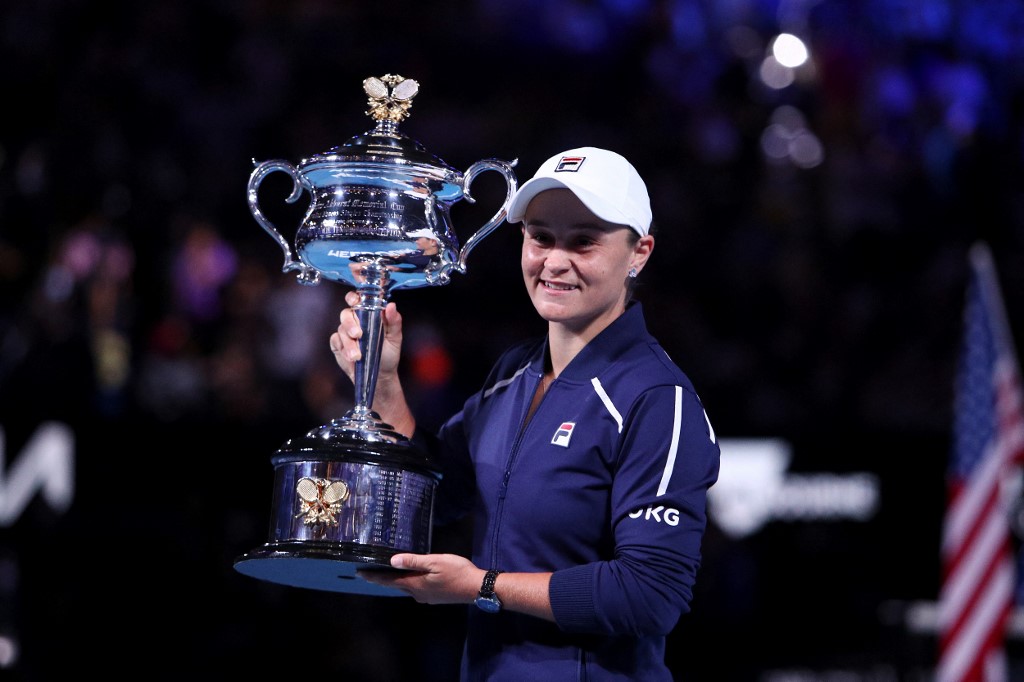 ashleigh-barty-angkat-trofi-australian-open-setelah-menjadi-juara-usai-kalahkan-danielle-collins.jpg