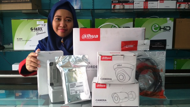 ayu-menunjukkan-paket-kamera-3mp-dari-dahua_20180724_152222.jpg