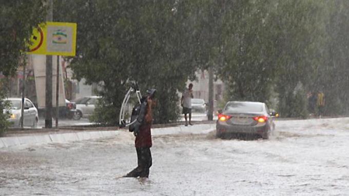 banjir-bandang-melanda-kota-jeddah-arab-saudi_20151118_102512.jpg