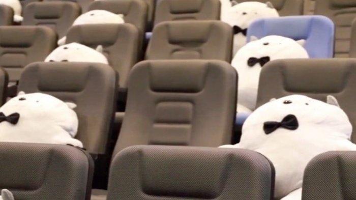 Berlakukan Social Distancing, Bioskop Ini Sediakan Boneka Lucu untuk Temani Penonton
