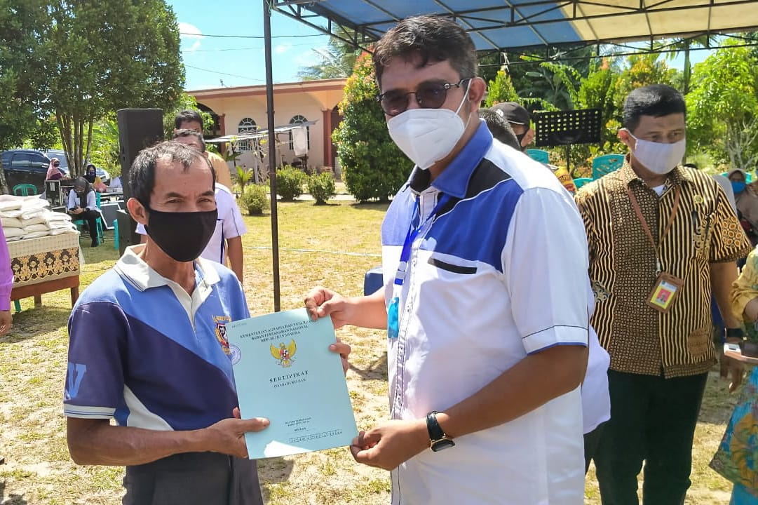 Bupati Bintan Serahkan Sertifikat Tanah Program PTSL, Apri Sujadi Pastikan Status Tanah Warga