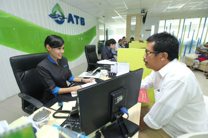 customer-service-atb-saat-melayani-pelanggan-di-kantor-pelayanan-atb-sukajadi_20160415_104251.jpg