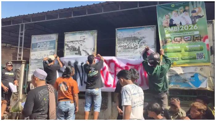 demo-Aliansi-Santri-Pati-di-depan-kediaman-dan-pondok-putri-milik-kiai-Ashari.jpg
