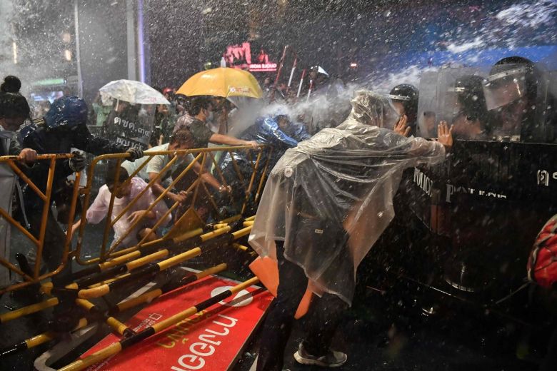 demo-polisi-thailand-menembakkan-air-ke-pengunjuk-rasa-yang-menentang-pemerintah.jpg
