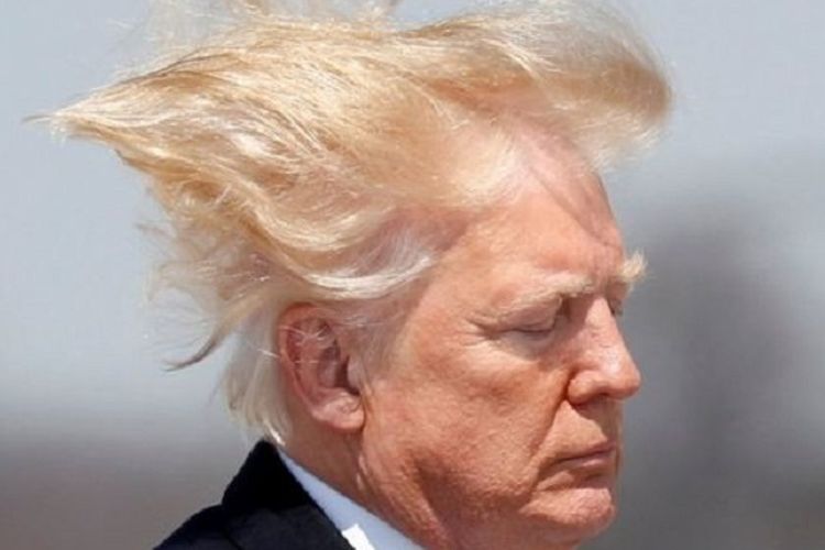 donald-trump-ketika-rambutnya-tertiup-angin.jpg