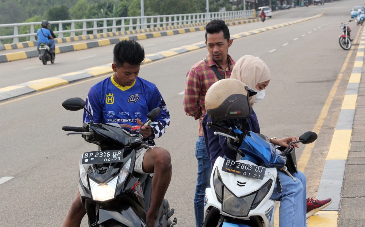 dugaan-pungutan-liar-seorang-pria-di-atas-motor-mengeluarkan-karcis-parkir.jpg