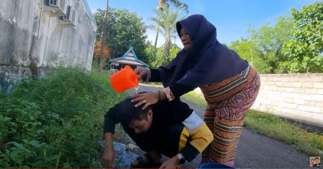 Bak Anak Kecil, Baim Wong Mendadak Dimandikan Ibu-ibu di Pinggir Jalan: Saya Sirami