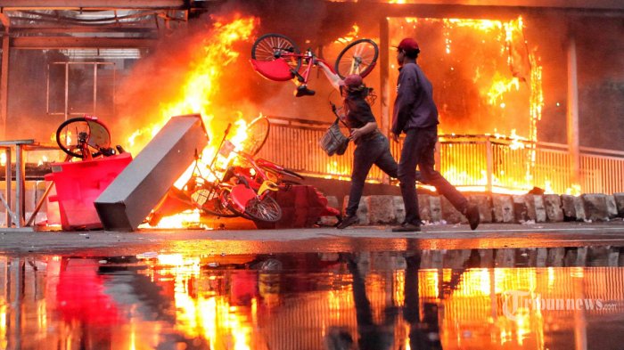 engunjuk-rasa-membakar-halte-transjakarta.jpg