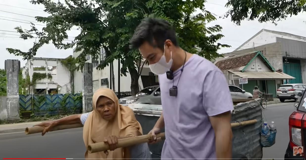 Reaksi Baim Wong Ketemu Nenek yang Dulu Ditolongnya, Suami Paula Beri Uang Segepok