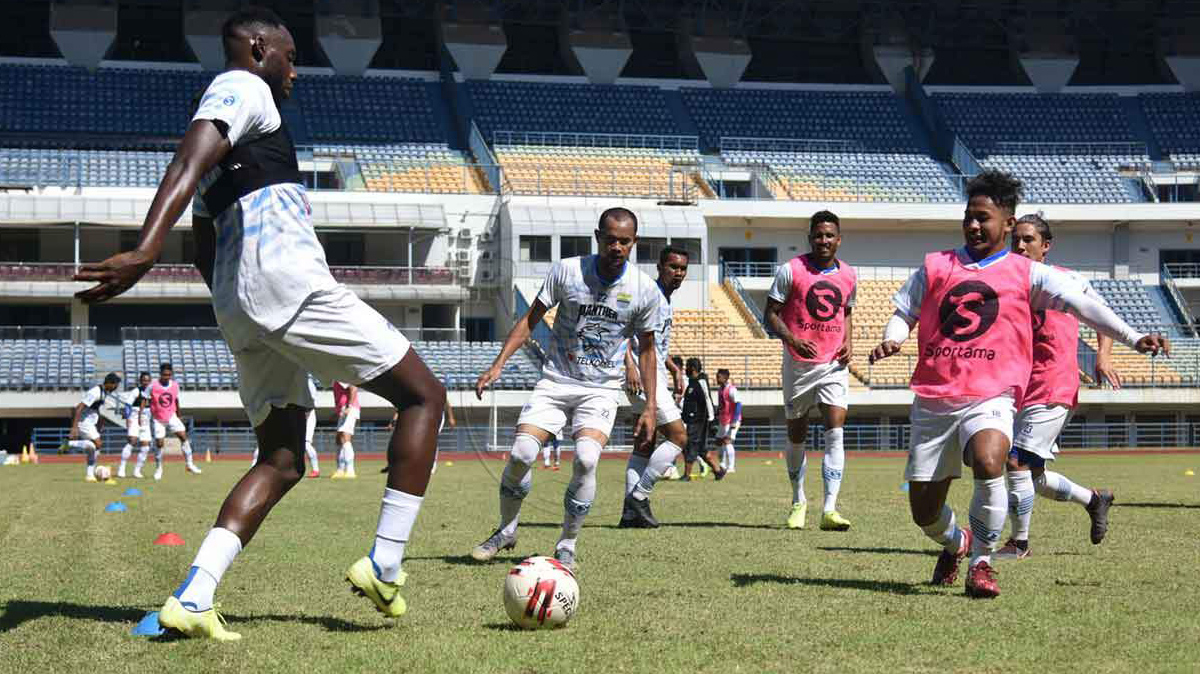 geoffrey-castillion-paling-kiri-berlatih-bersama-skuad-persib-bandung.jpg